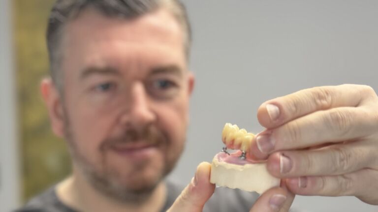 Dr. Reiter mit dritten Zähnen: Festen Zähnen sofort