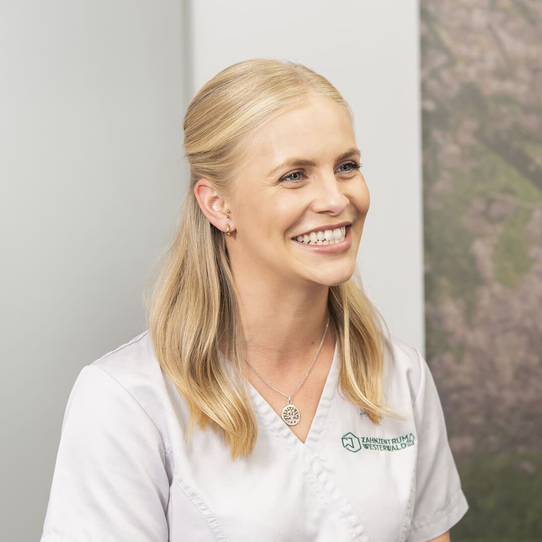 Assistenz, die freundlich lächelt