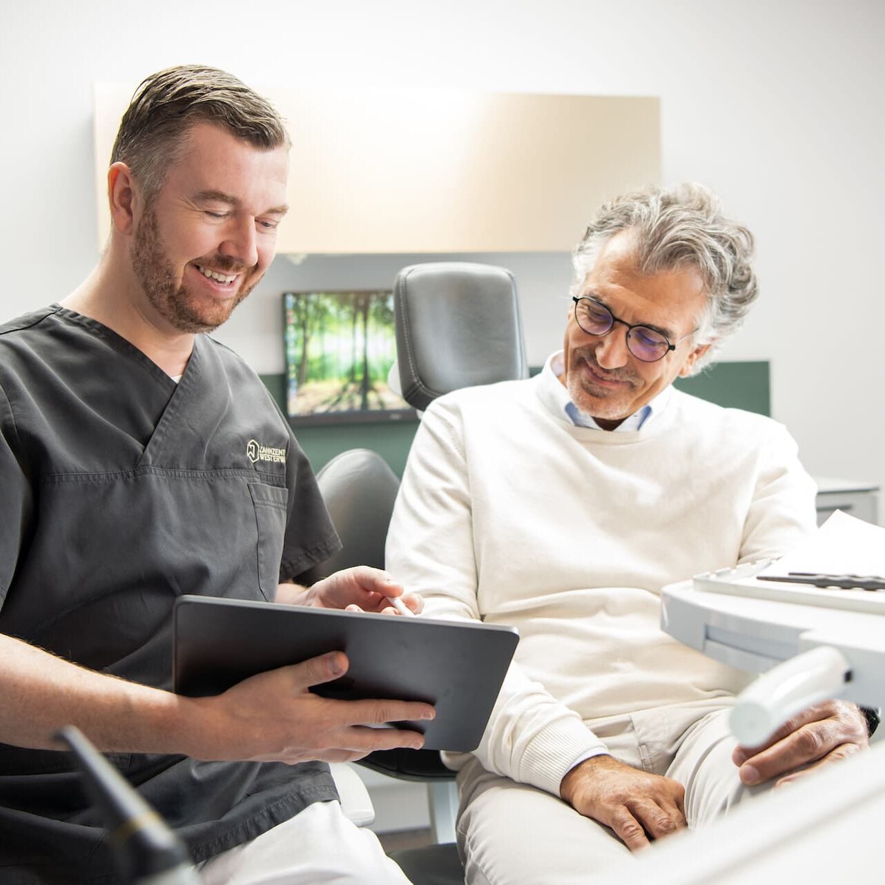 Zahnarzt erklärt am iPad