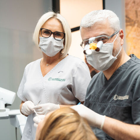 Team bei der oralchirurgischen Behandlung