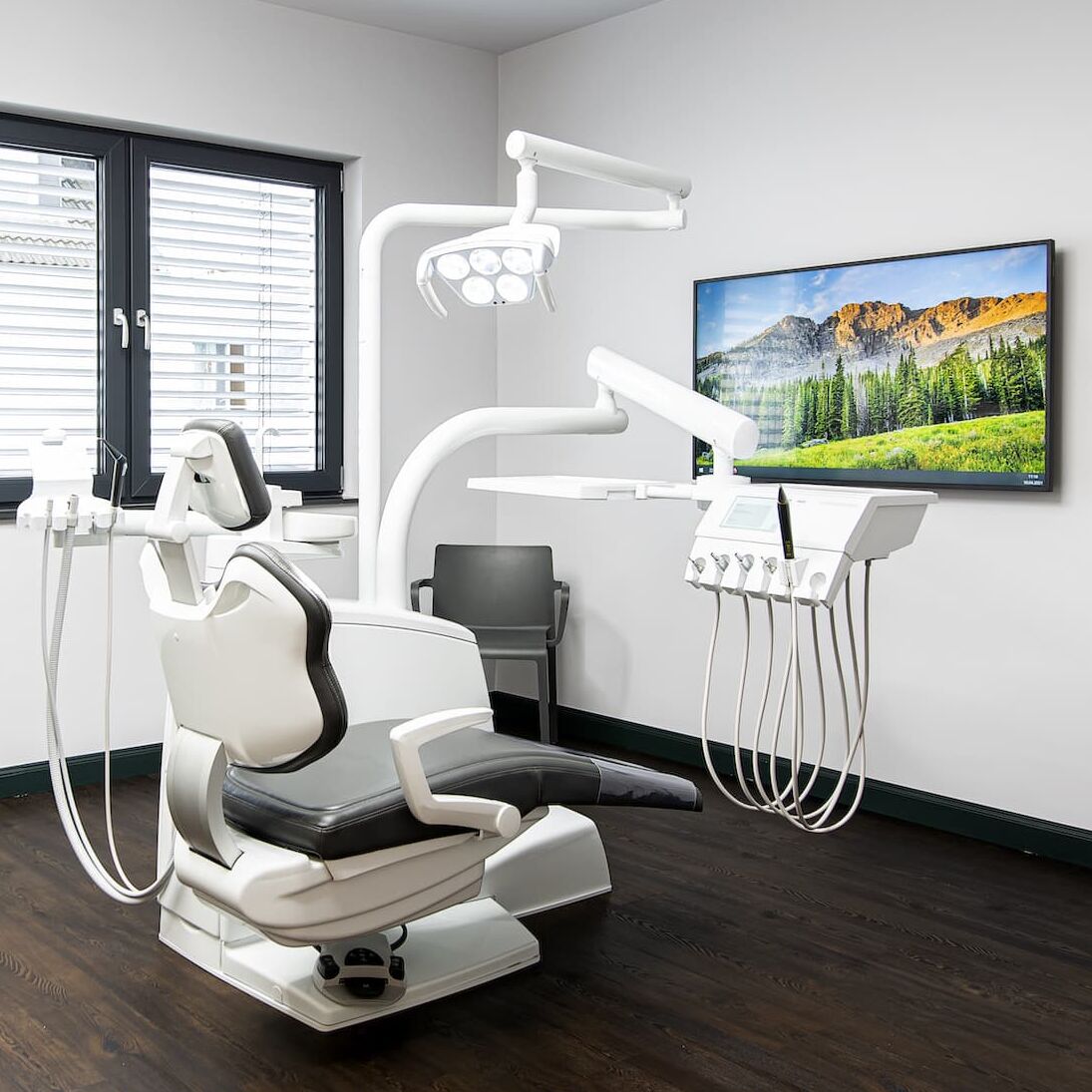 Behandlungszimmer mit Behandlungseinheit