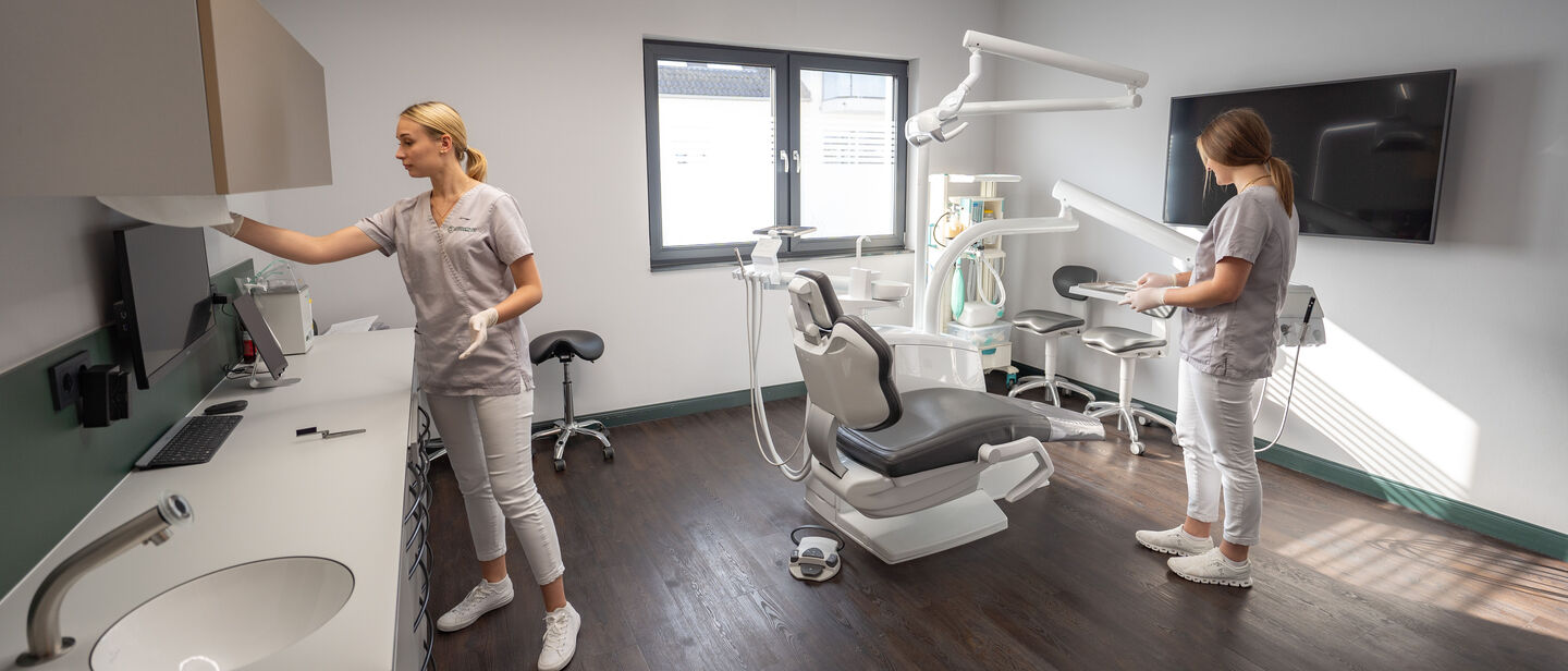 Behandlungszimmer mit zahnmedizinischen Fachangestellten