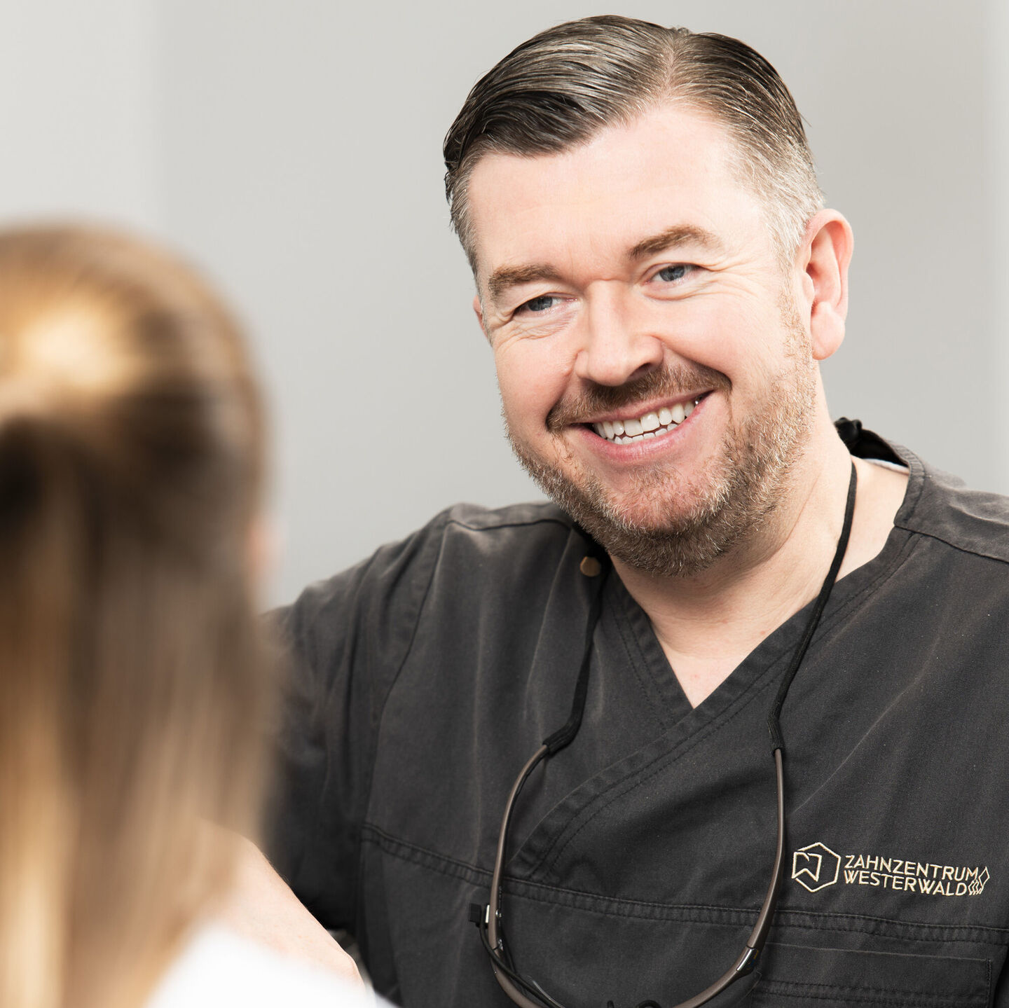 Zahnarzt in einer Beratung