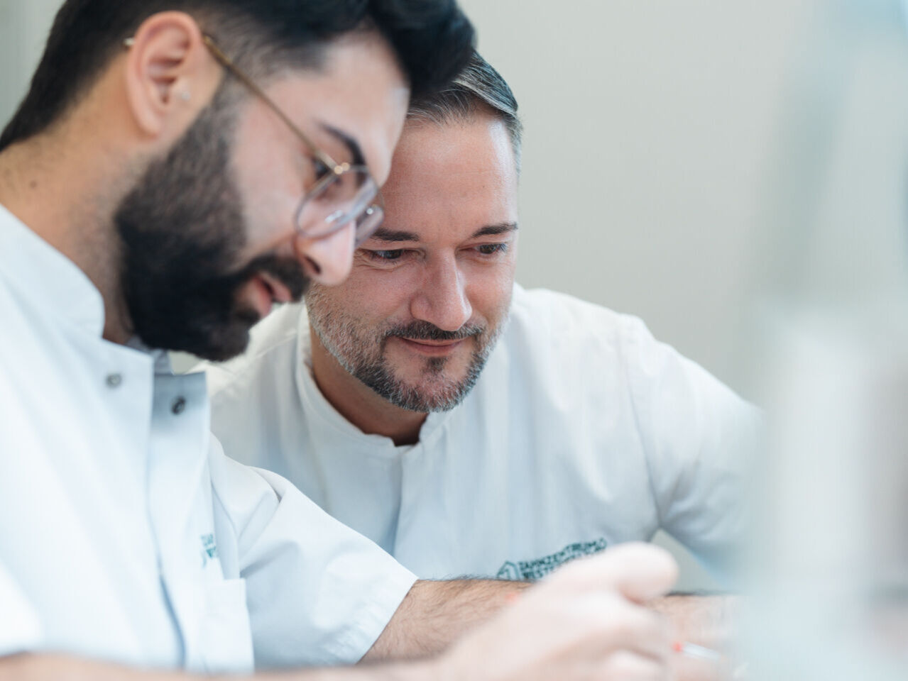 Zwei Zahntechniker arbeiten an Zahnersatz