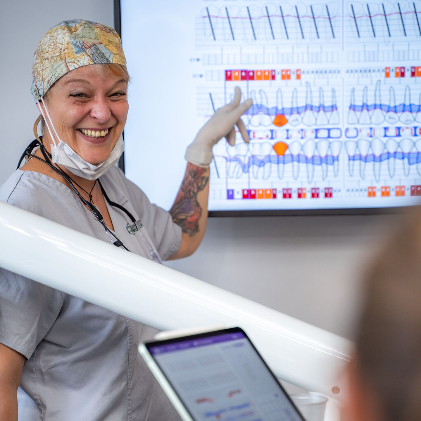 Dentalhygienikerin erklärt am Bildschirm