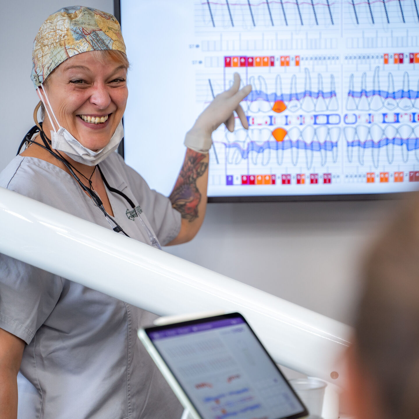 Dentalhygienikerin erklärt am Bildschirm