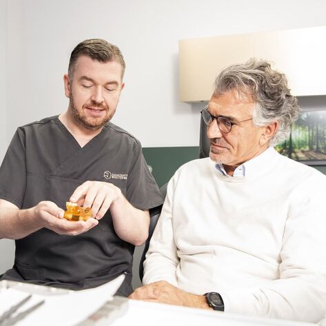 Zahnarzt klärt Patient auf