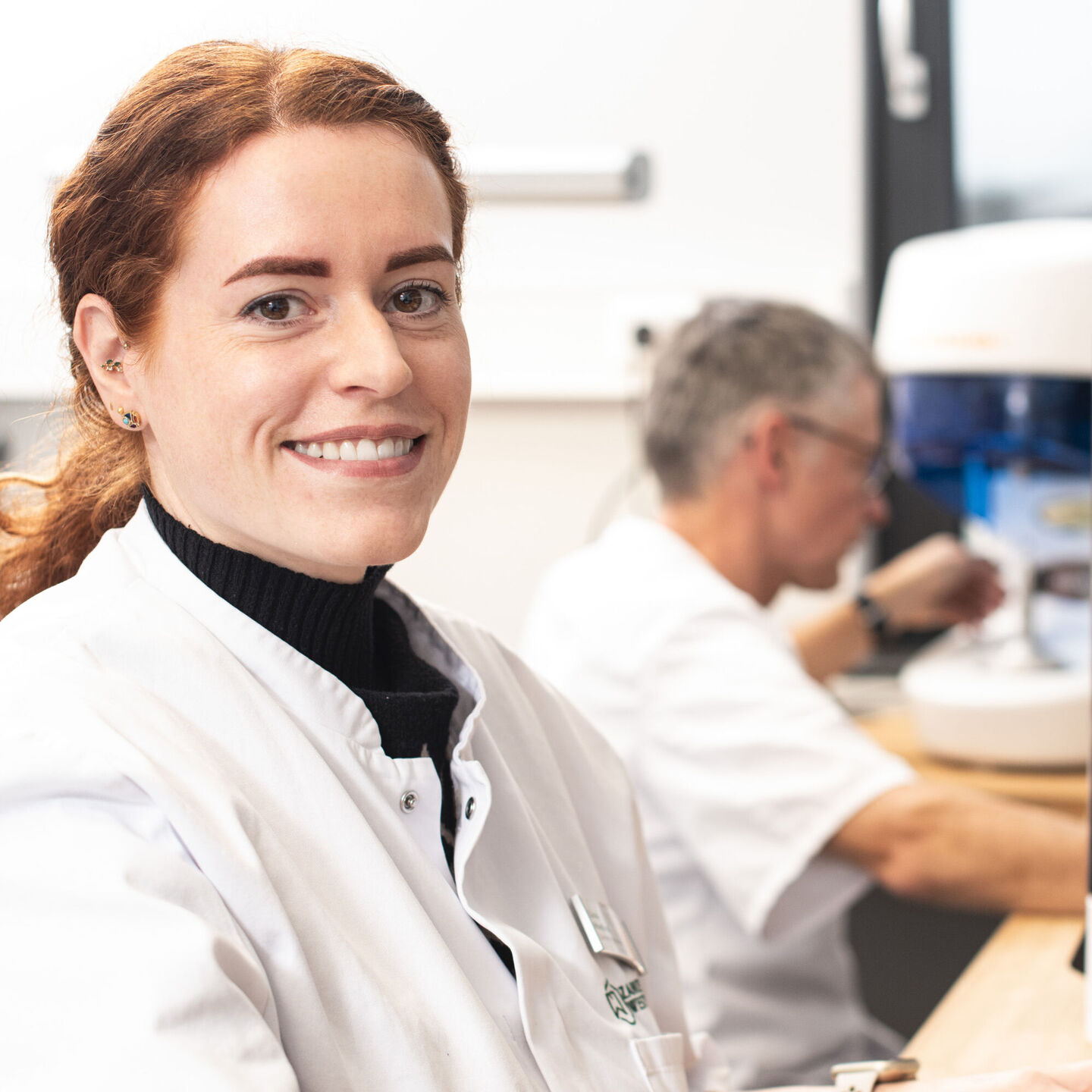 Zahntechnikerin im Labor