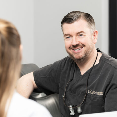 Zahnarzt berät Patientin