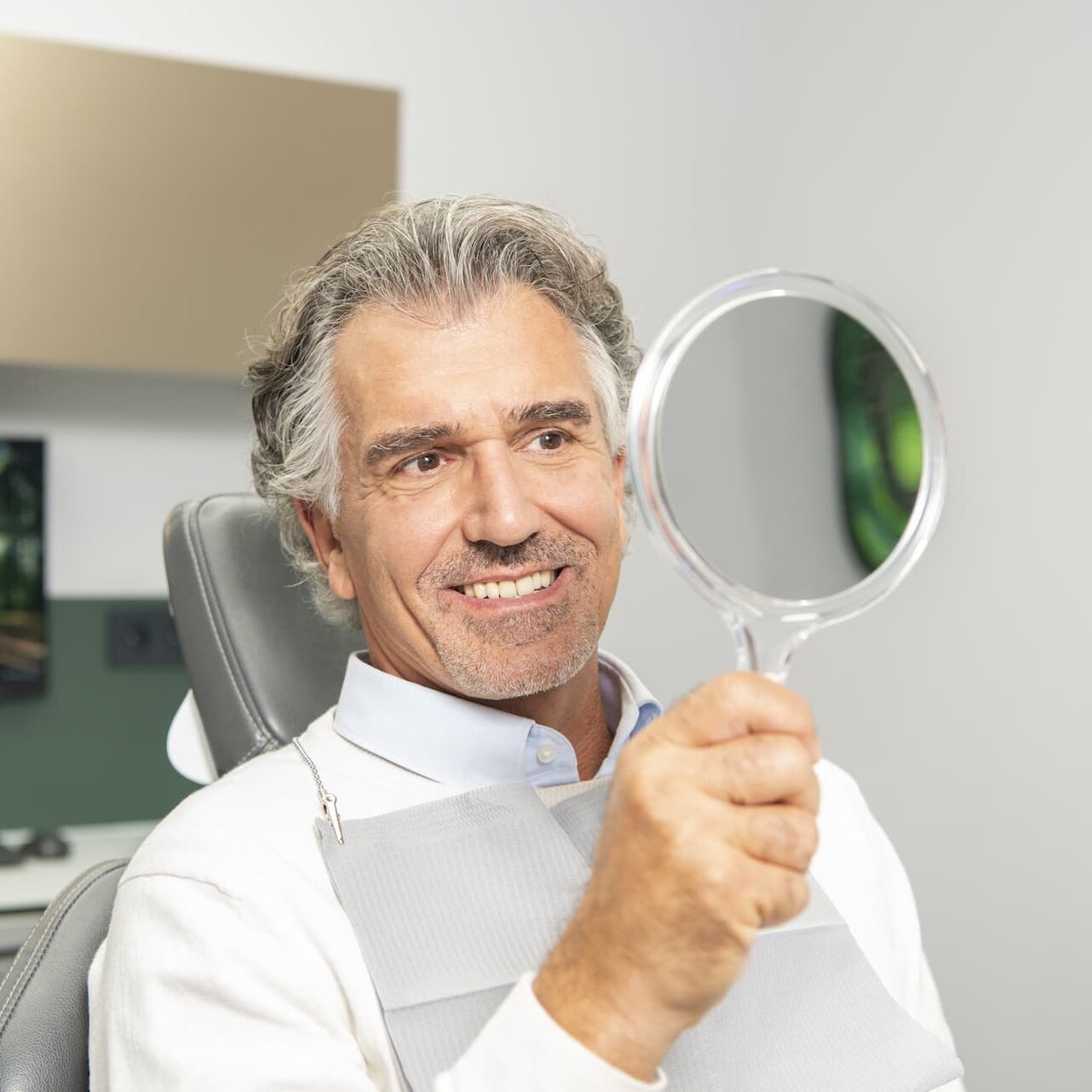 Patient schaut in den Spiegel