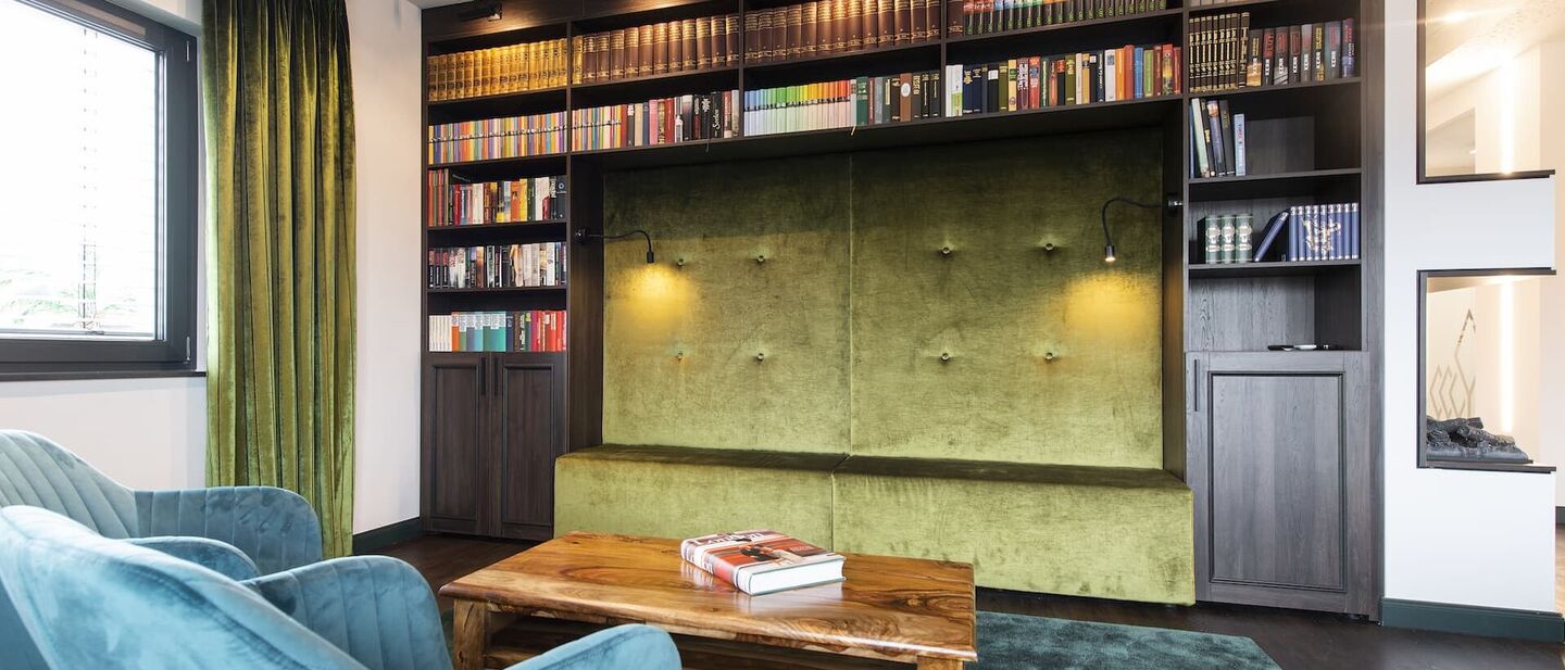 Wartezimmer mit großem Bücherregal
