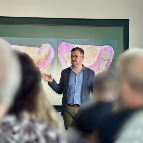 Dr. Marko Reiter hält einen Vortrag