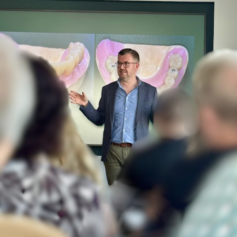 Dr. Marko Reiter erklärt auf einer Infoveranstaltung