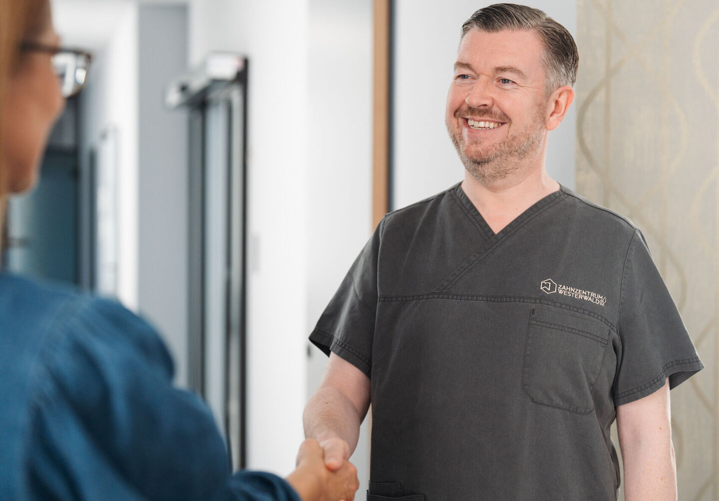Dr. Marko Reiter begrüßt Patientin