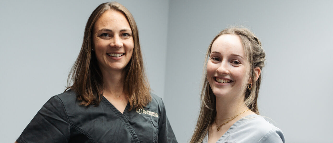 Dr. Lisa Lahham mit ihrer Assistenz